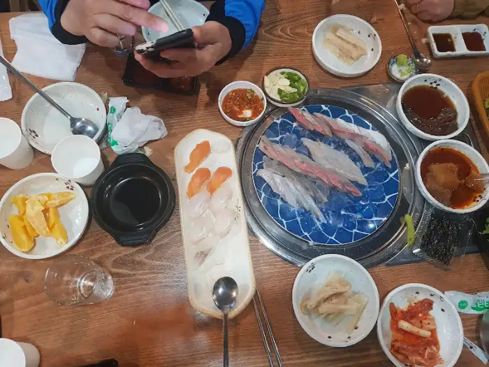 김치와 곁들여 먹는 싱싱한 회