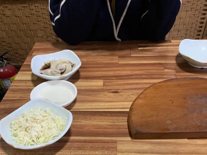기본 반찬과 닭갈비 준비