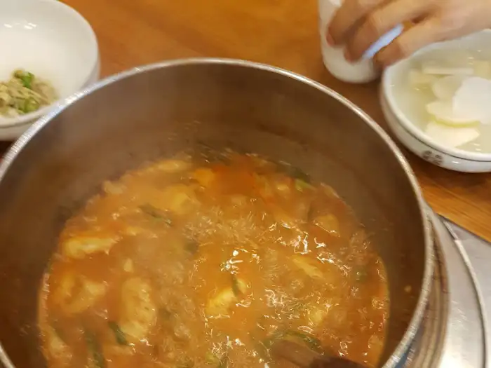 끓고 있는 어탕 국수