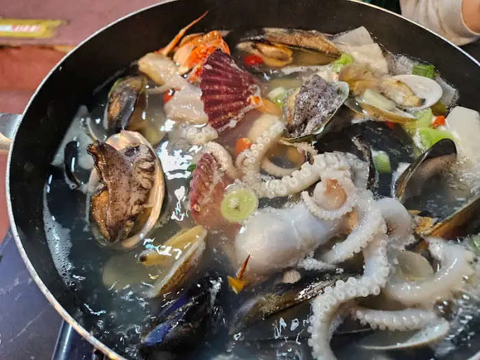 해물탕 속 싱싱한 해산물 모습