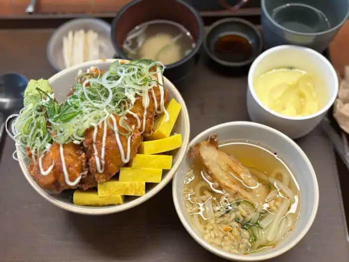 치킨카라아케동과 함께 제공된 우동, 차완무시, 밥의 모습