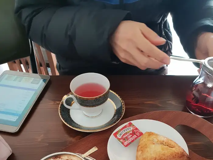 따뜻한 차와 스콘