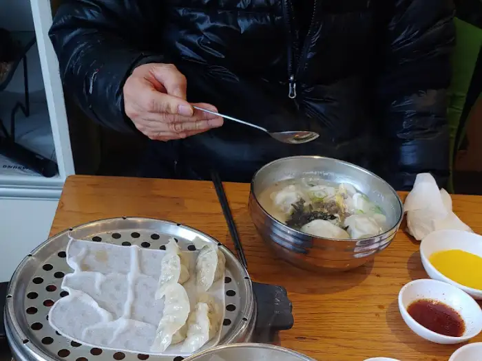 식탁 위 음식과 손