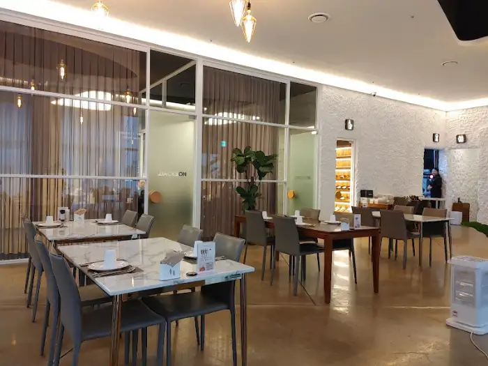 세트 메뉴 구성이 적힌 메뉴판