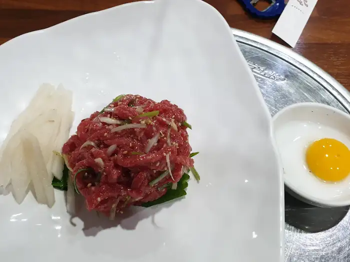 신선한 육회 한 접시
