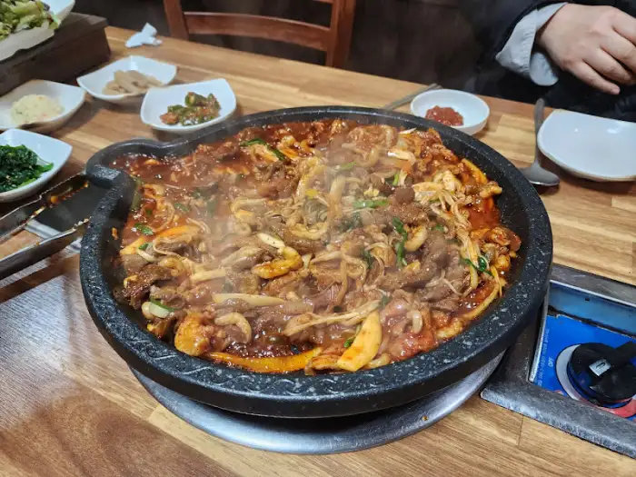 불판 위에서 지글지글 익어가는 양념 오리