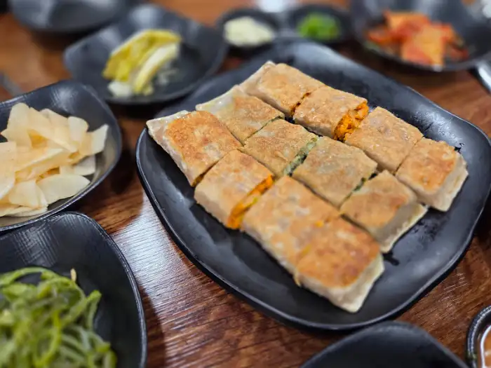 먹기 좋게 잘려 놓인 네모난 모양의 메밀전