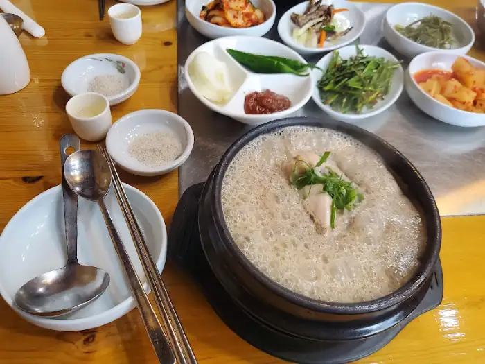 김이 모락모락 나는 삼계탕과 반찬들