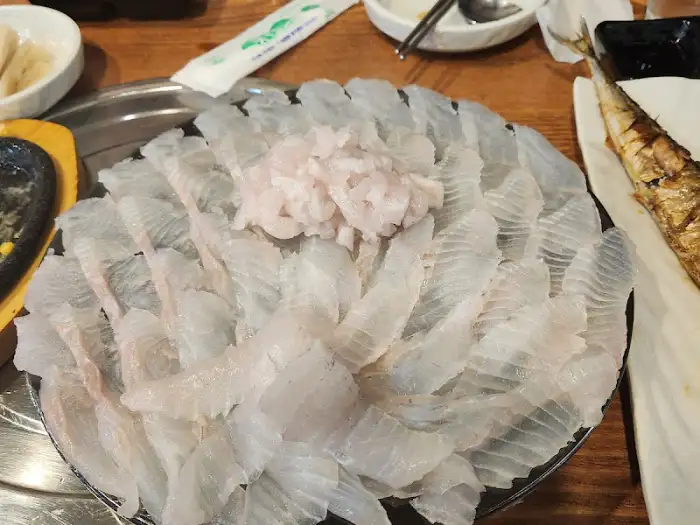 넓게 펼쳐진 찰광어 회 접시