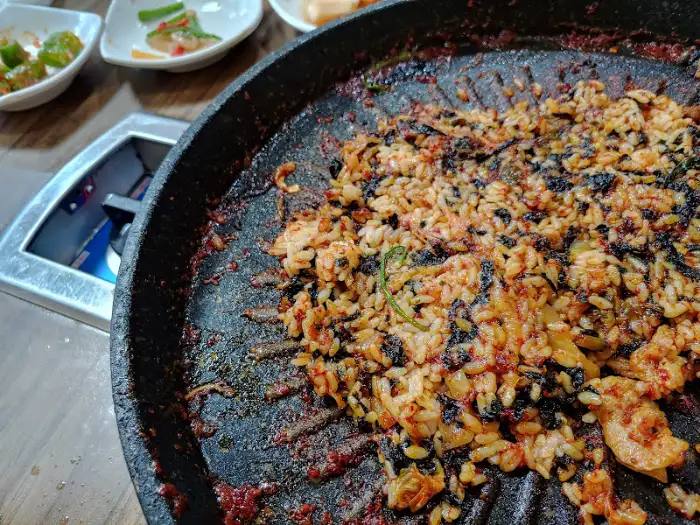 불판 위 볶음밥