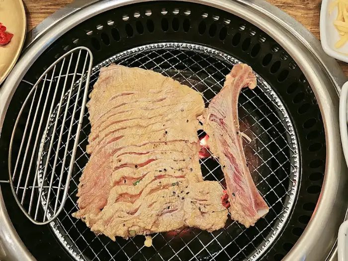 그릴 위에 구워지고 있는 돼지갈비