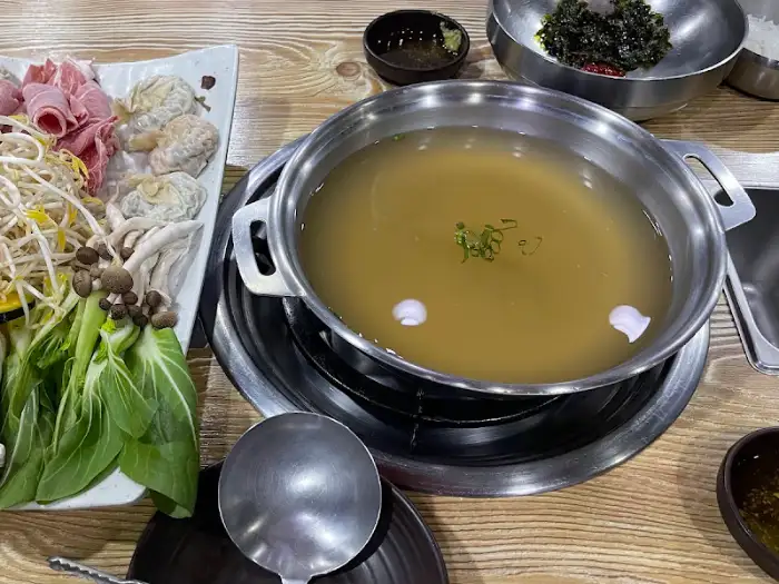 복만두전골 냄비와 신선한 채소