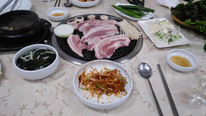 돼지고기 구이와 밑반찬