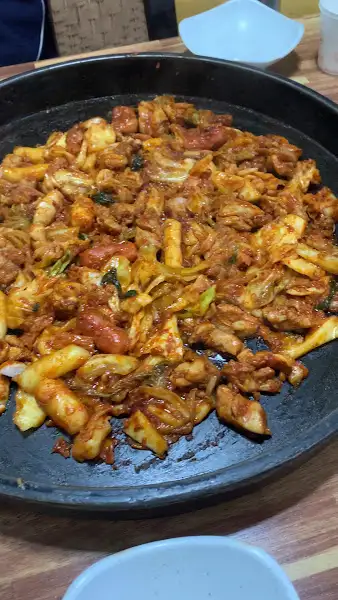 앞접시에 덜어놓은 먹음직스러운 닭갈비