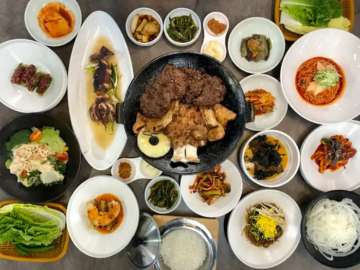 다채로운 메뉴 구성의 한 상차림