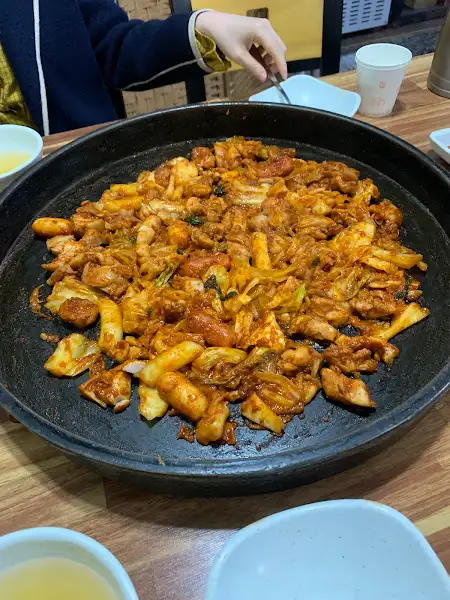 철판 위에서 익어가는 닭갈비