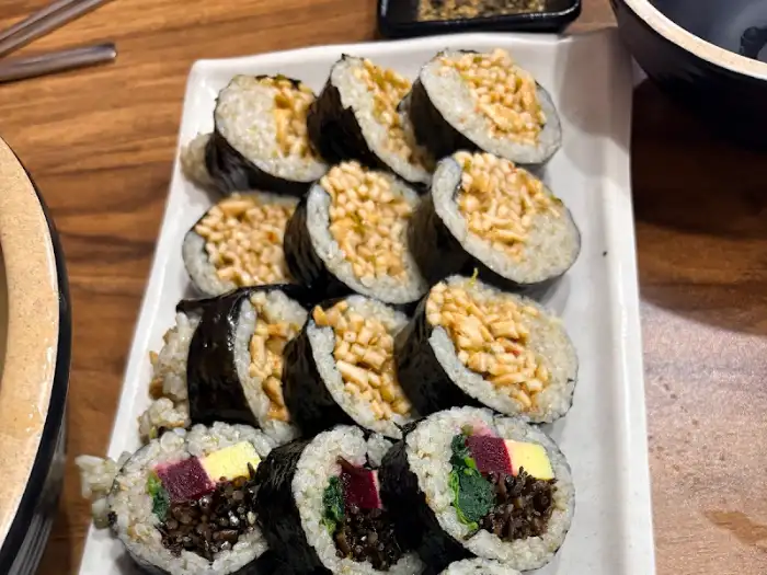 다양한 종류의 김밥이 접시에 담겨 있는 모습