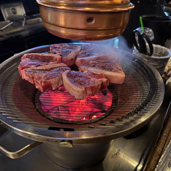 숯불 위에서 익어가는 양갈비
