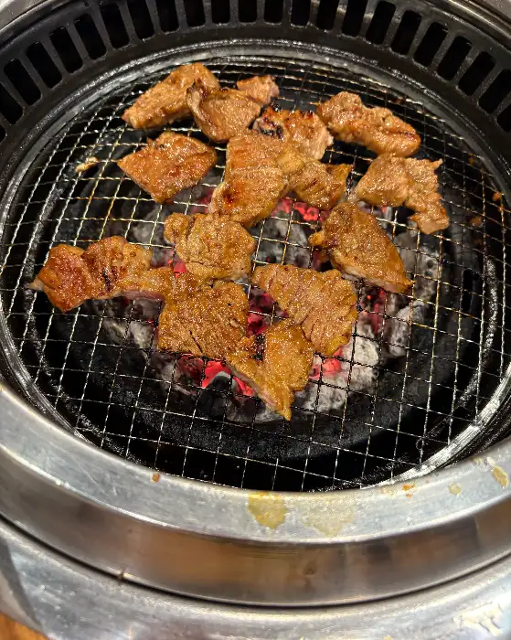 숯불 위에서 노릇하게 구워지는 갈비