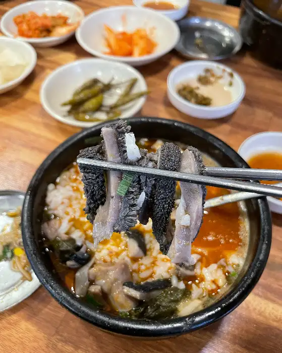 젓가락으로 집어 올린 내장