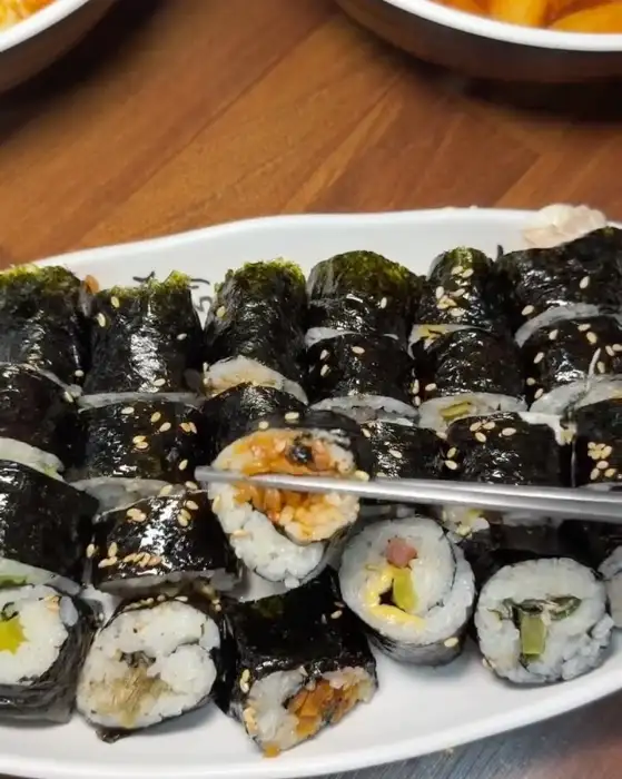 다양한 종류의 꼬마김밥 이미지