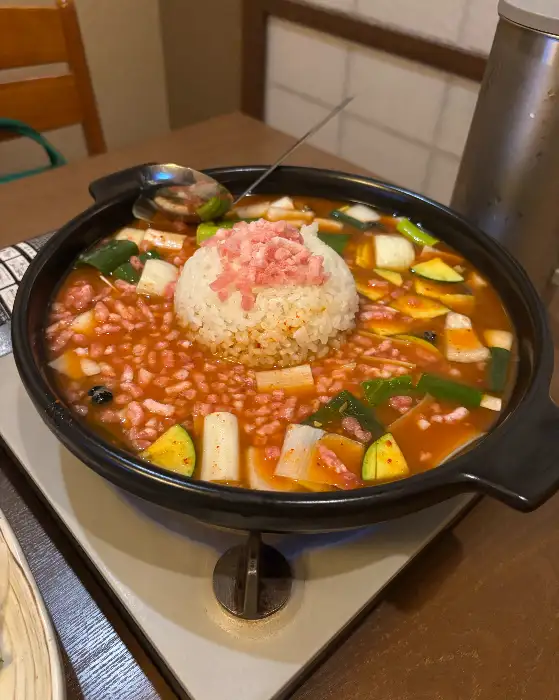테이블 중앙에 놓인 냄비 요리