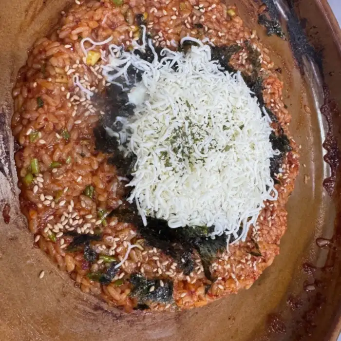 눈꽃치즈가 듬뿍 올라간 볶음밥