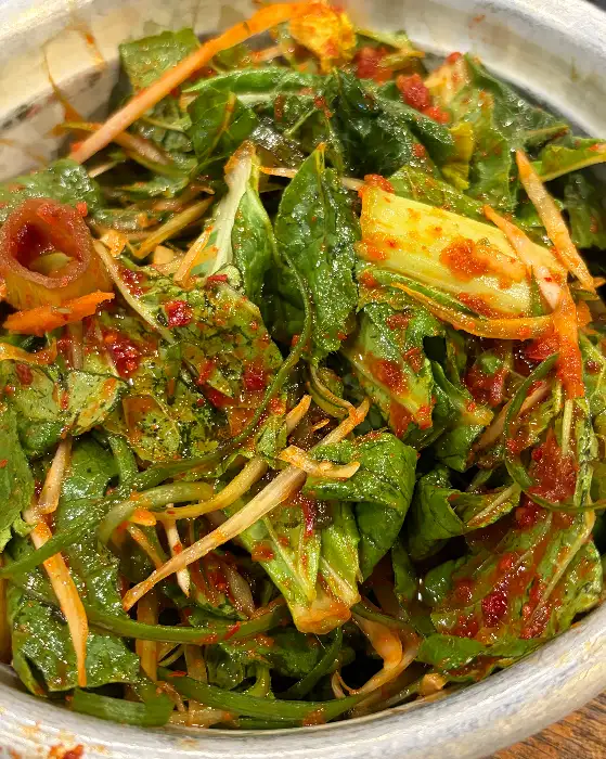 매콤하게 무쳐진 파김치와 다양한 채소