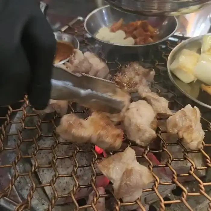 숯불 위에서 구워지고 있는 다양한 고기 부위들