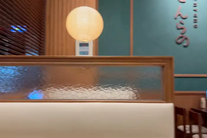 가게 내부 모습, 조명과 나무 소재 인테리어