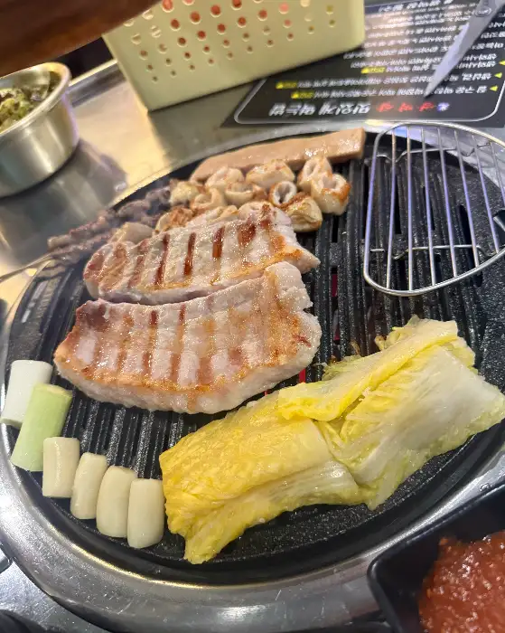 굽고 있는 삼겹살과 백김치