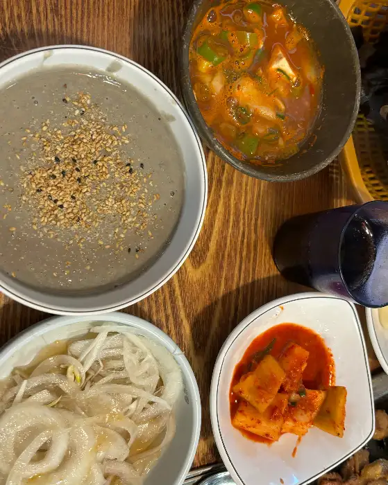 청국장과 영양죽, 그리고 정갈한 반찬들