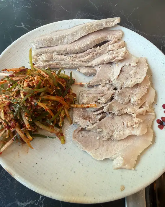 첫 번째 수육 접시