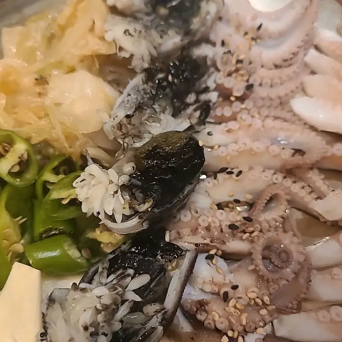 접시에 담긴 쭈꾸미 숙회와 곁들임