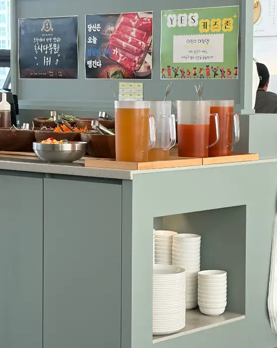 다양한 음료와 소스 재료가 준비된 셀프바