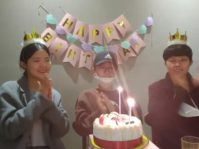 생일 파티를 즐기는 사람들
