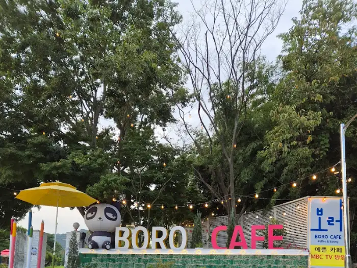 BORO CAFE 입구의 귀여운 판다 인형