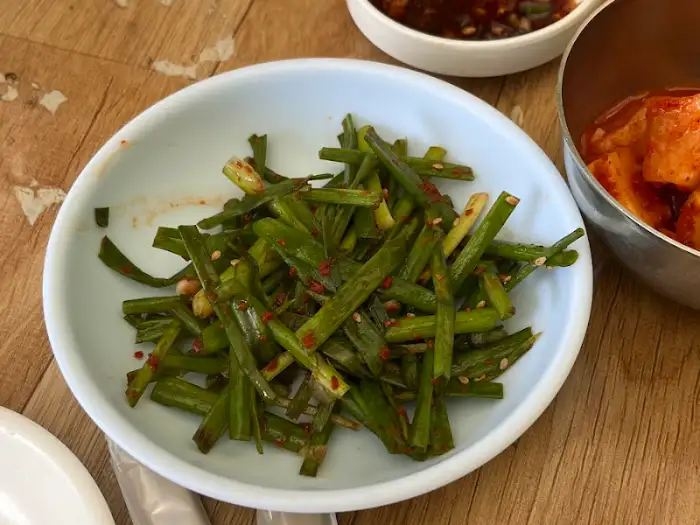 접시에 담긴 푸짐한 부추무침