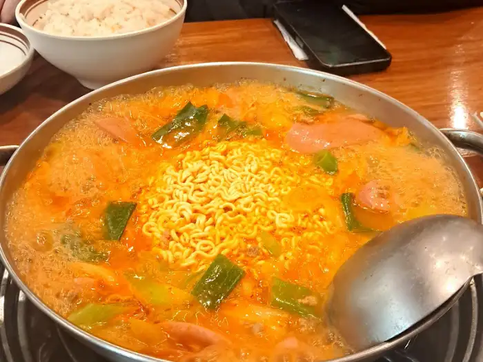 끓고 있는 부대찌개의 국물과 내용물 클로즈업