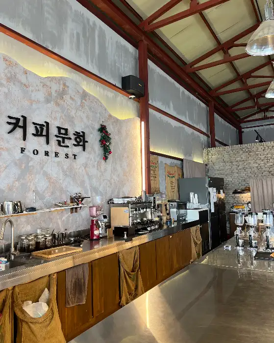 카페 내부의 카운터와 커피 머신