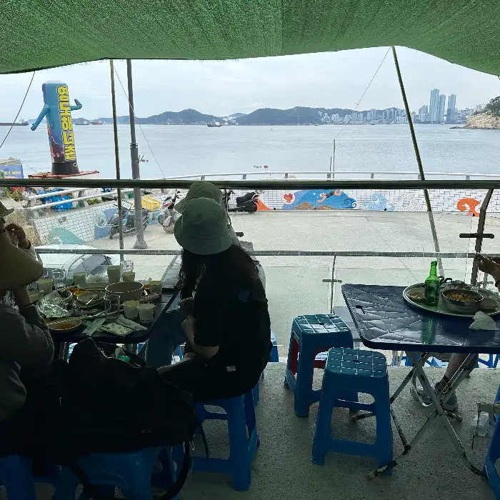 바다를 배경으로 식사하는 사람들
