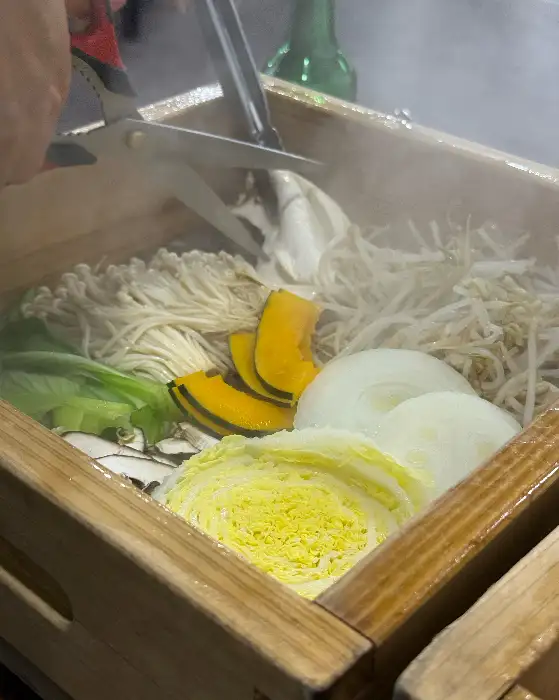 편백찜 속 다양한 채소와 버섯