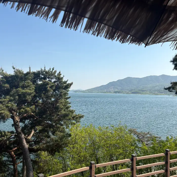 푸른 호수와 숲의 풍경이 담긴 모습