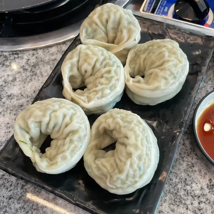 정갈하게 담겨 나온 만두