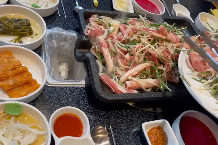 신선한 야채와 함께 준비된 오리불고기