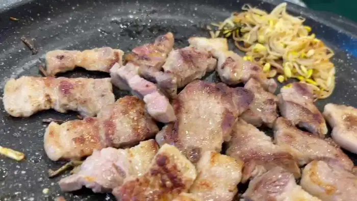 잘 익은 삼겹살 조각들