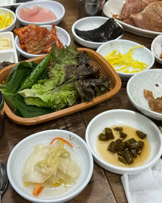 다양한 밑반찬과 쌈채소