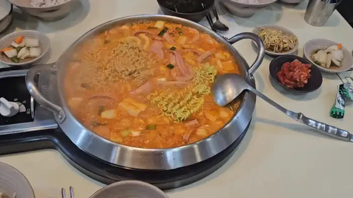 푸짐한 햄과 라면 사리가 끓고 있는 부대찌개