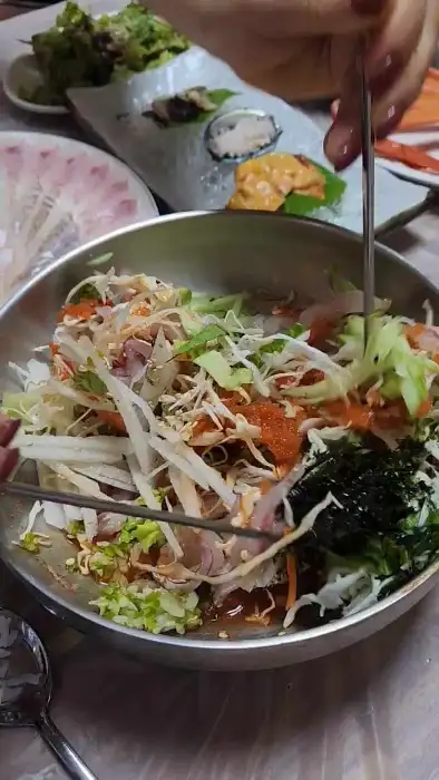 다양한 채소와 신선한 회가 어우러진 물회