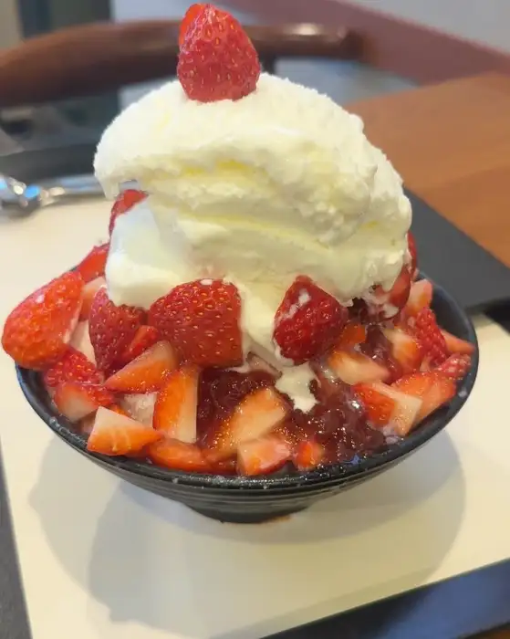 딸기 설빙의 상단 모습, 아이스크림과 딸기가 조화롭게 어우러져 있다.